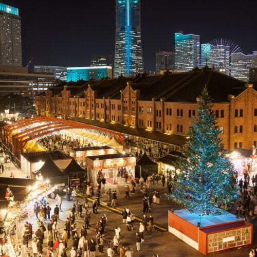 【ランキング日本1位】 横浜赤レンガ倉庫のクリスマスマーケットが過去最大12mツリーと「時を巡る」個室で魅せる！ 本場ドイツの世界観を徹底解説