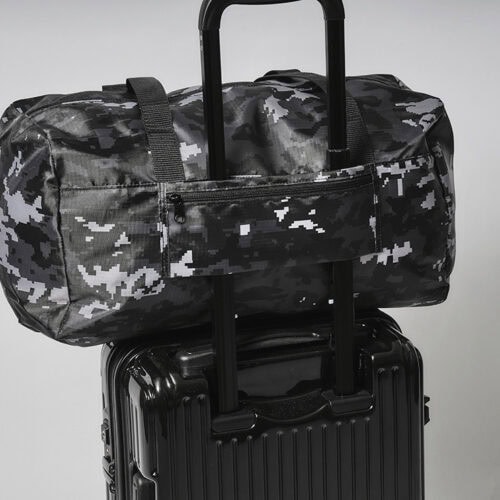 smart3月・4月合併号の特別付録 A BATHING APE® ビッグボストンバッグ キャリーバー通しを備え、キャリーケースにセットできる