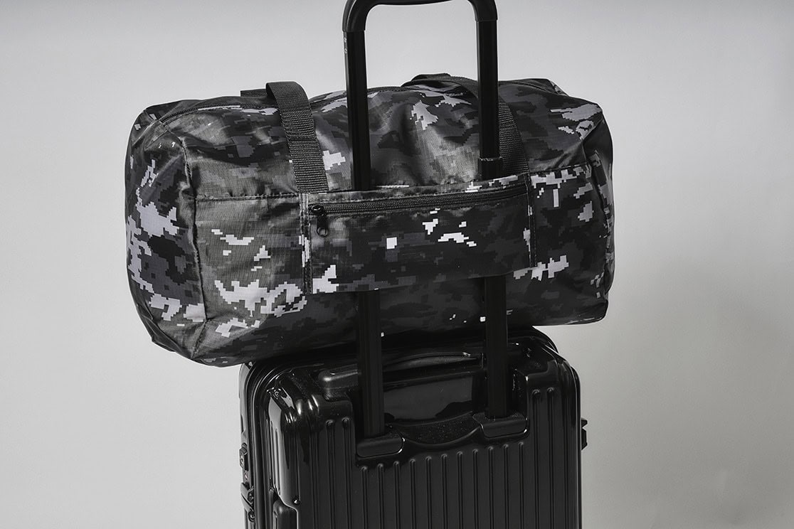 smart3月・4月合併号の特別付録 A BATHING APE®
ビッグボストンバッグ キャリーバー通しを備え、キャリーケースにセットできる