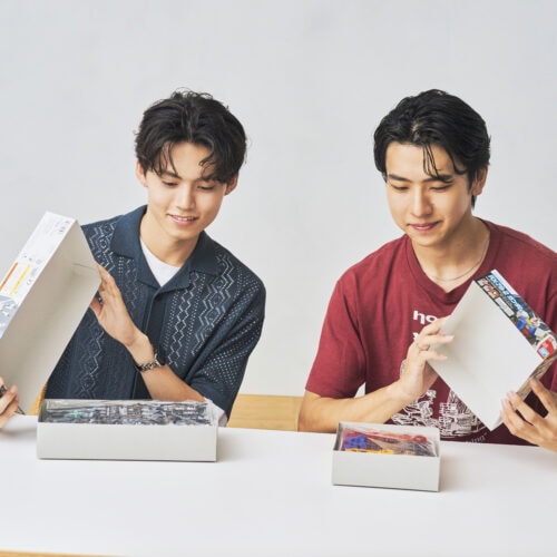 ガンプラを作ってみよう!ぎっちりと詰まっているランナーに興味津々のsmartモデルの2人