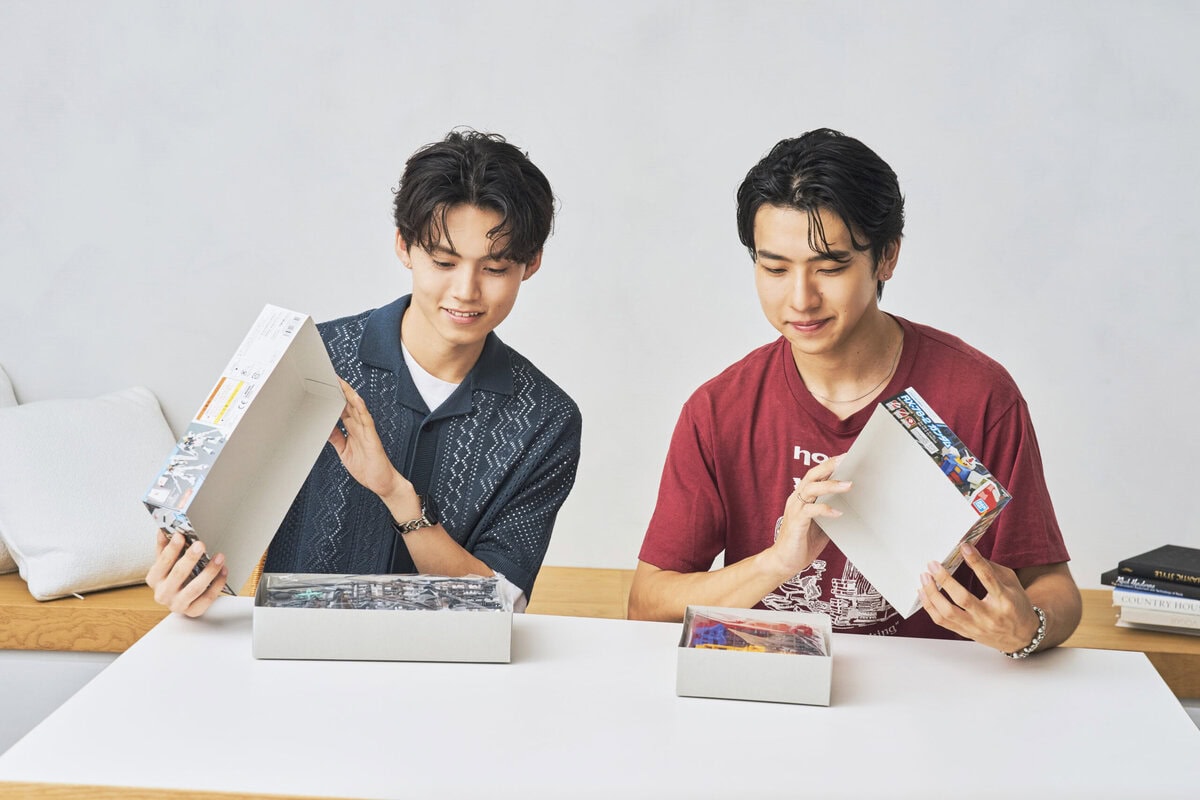 ガンプラを作ってみよう!ぎっちりと詰まっているランナーに興味津々のsmartモデルの2人