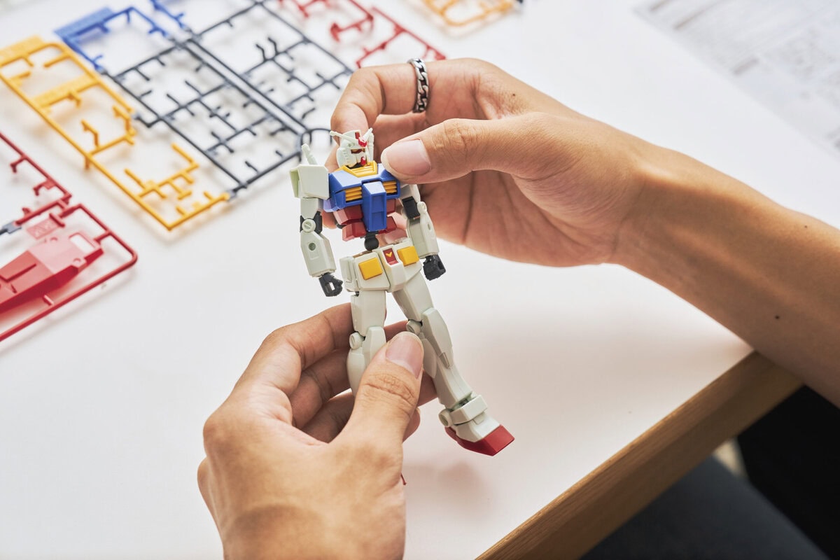 ガンプラを組み立てていく