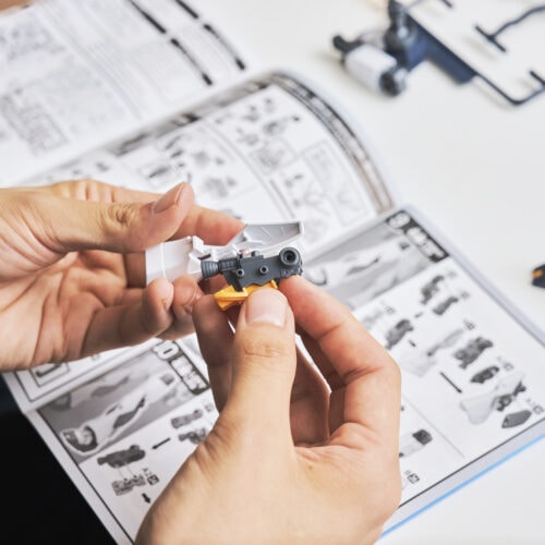 ガンプラを組み立てていく