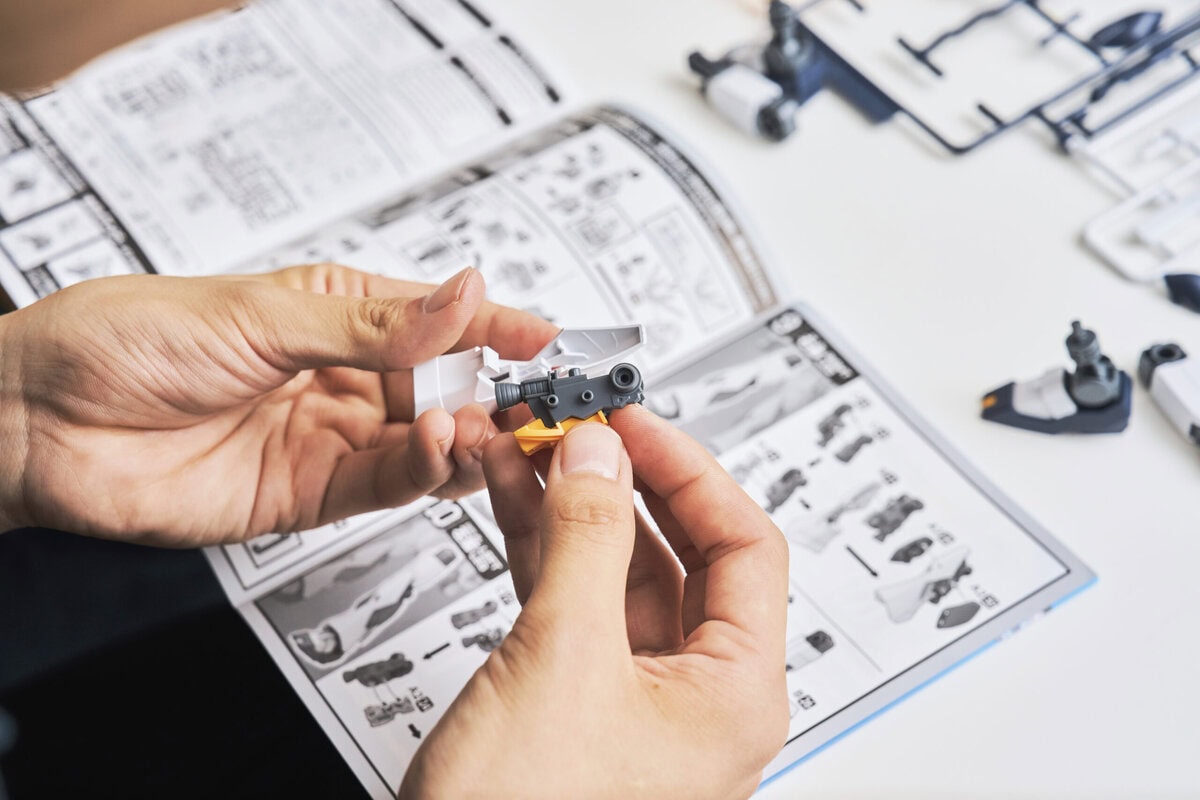 ガンプラを組み立てていく