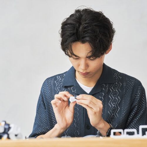 ガンプラを組み立てるsmartモデルの平山くん