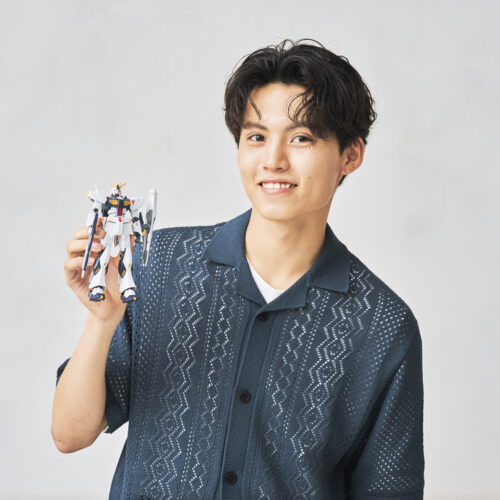 完成したガンプラをとsmartモデル平山くん