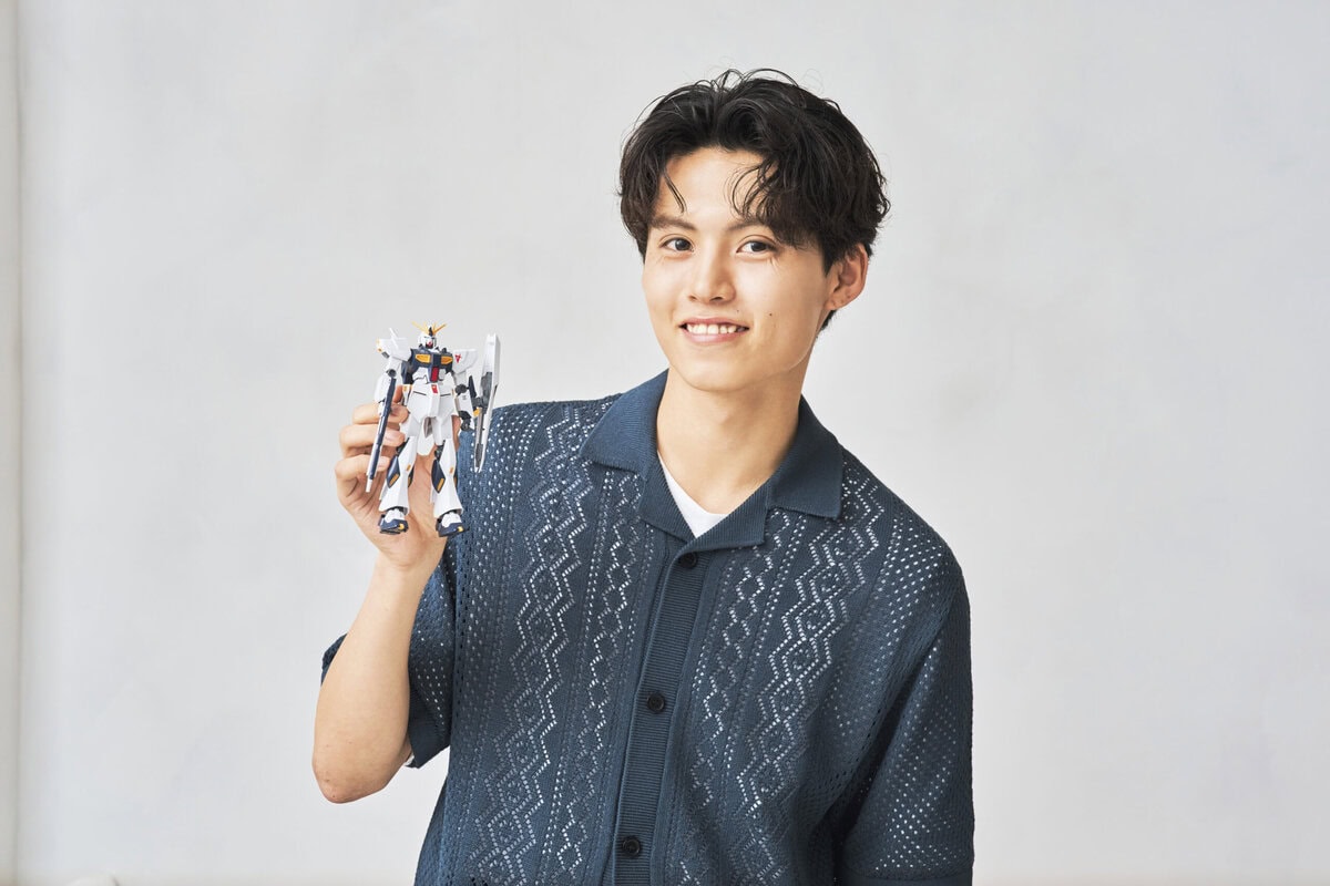 完成したガンプラをとsmartモデル平山くん