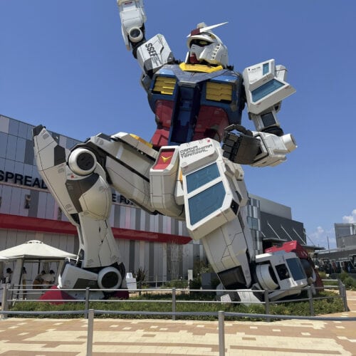 大阪万博のガンダムネクストフューチャーパビリオンの雄大な実物大ガンダム像
