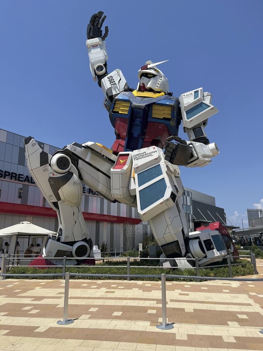 大阪万博のガンダムネクストフューチャーパビリオンの雄大な実物大ガンダム像