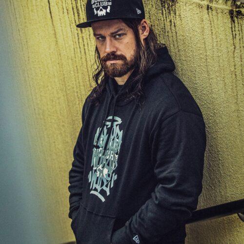 2月5日（木）より、新日本プロレスの直営店及びオンラインストア、「ニューエラ」の一部直営店とオンラインストアで販売開始予定となっている。