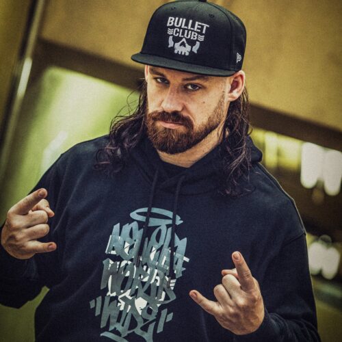 本コレクションでは同団体の人気レスラー・エルデスペラードと、人気ユニット・BULLET CLUB にフィーチャー。エルデスペラード、デビッドフィンレーの 2 名をモデルに起用したキービジュアルも用意されている。