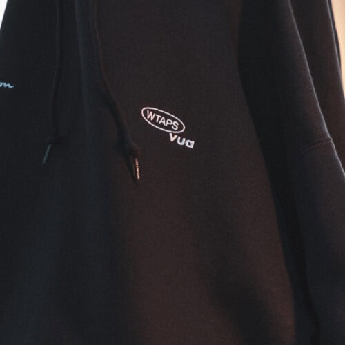 ドライ感に優れたUSAコットンのヘビーウェイト生地を使用したTシャツおよびロングスリーブTシャツに加え、表面を高密度に編み立て、適度なハリとコシを生み出した肉厚な裏起毛スウェット素材 「Super Fleece」 を採用したクルーネックスウェットシャツ、フーデッドスウェットシャツ、スウェットパンツの全5型がラインナップする。