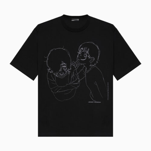 柄やボディの配色ごとに異なるプリントカラーを採用し、ミニマルにデザインした全 5柄からなるコレクション T シャツには、糸の撚りから風合いや着心地を追求したLADオリジナルの T シャツ素材 ”PERMANENT ROCKER”を使用している。