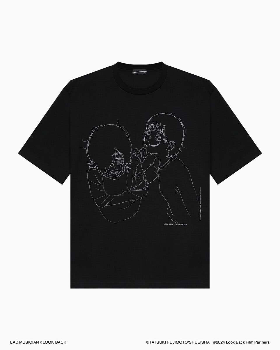 柄やボディの配色ごとに異なるプリントカラーを採用し、ミニマルにデザインした全 5柄からなるコレクション T シャツには、糸の撚りから風合いや着心地を追求したLADオリジナルの T シャツ素材 ”PERMANENT ROCKER”を使用している。