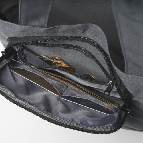 カード入れ、紙幣入れ、コイン入れを備える