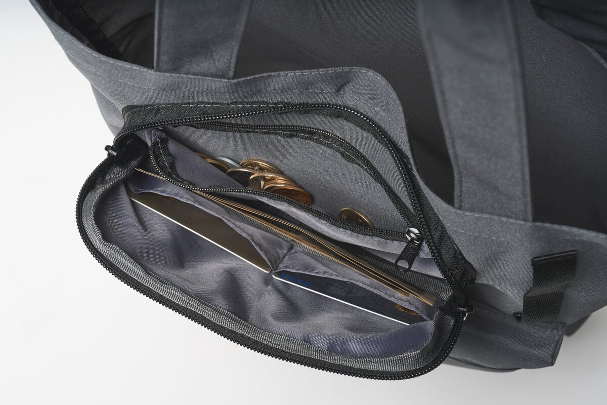 カード入れ、紙幣入れ、コイン入れを備える