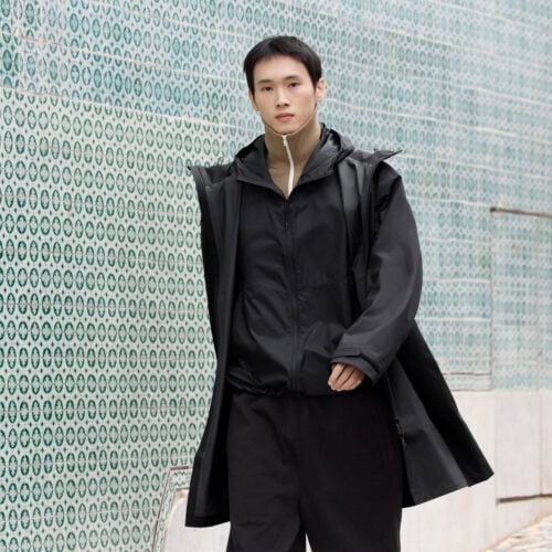 ジェンダレスを意識した流れるようなレイヤリングと互いに調和するカラーも特徴です。定番アイテムを中心に、スタイリングしやすく都会的な洗練さを生むワードローブは、さりげない遊び心が漂います。