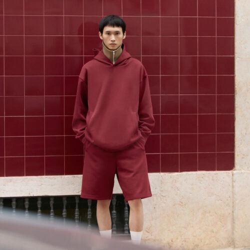 今回のコレクションは、服の見え方だけでなく着心地にもこだわりました。やわらかな素材やゆるやかなカッティングが、日常を軽やかに過ごせる都会的なワードローブを作り出します。