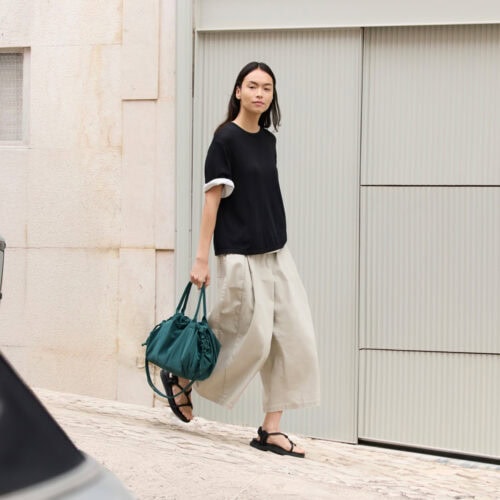 ボリュームスリーブドレスはバックルベルトのディテールがアクセントに。サテン素材のセットアップやミラノリブニット、ビスコースのニット T シャツなど季節にふさわしいファブリックを取り入れたコレクションが、春夏のスタイルに心地よさを添えてくれる。