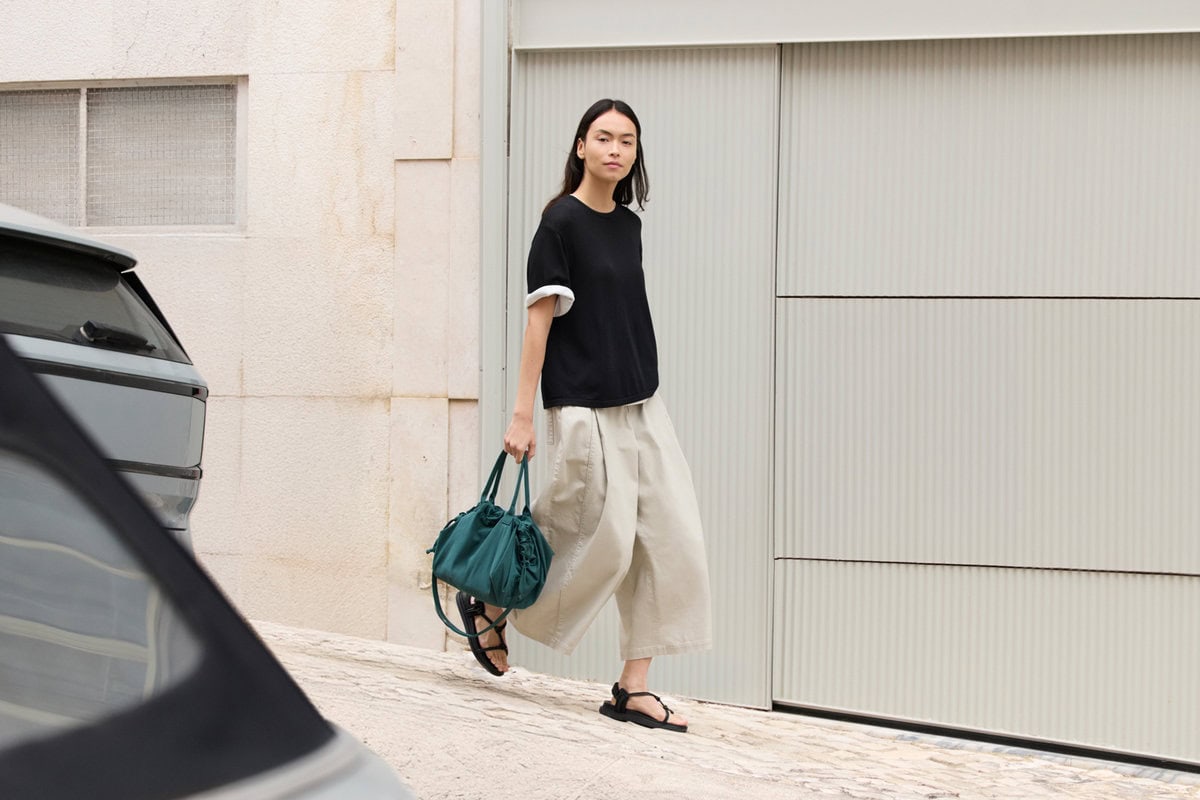 ボリュームスリーブドレスはバックルベルトのディテールがアクセントに。サテン素材のセットアップやミラノリブニット、ビスコースのニット T シャツなど季節にふさわしいファブリックを取り入れたコレクションが、春夏のスタイルに心地よさを添えてくれる。