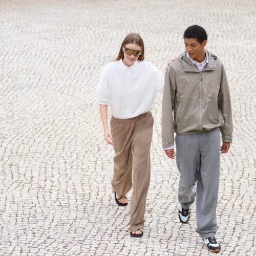 英国の著名デザイナー、クレア・ワイト・ケラーによるUNIQLO : C（ユニクロ：シー）の2026年春夏コレクション。暮らしの中の様々なリズムからインスピレーションを得た、人の動きに美しく寄り添うワードローブ。ゆったりとした心地のいい素材を、洗練されたテーラリングで仕立てている。