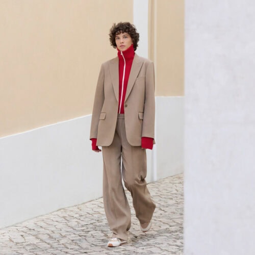 パウダーライラックやスカイブルーの柔らかな色合いが、季節に軽やかさをもたらす本コレクション。トーンを揃えたテーラードアイテムは、鮮やかなレッドのニットと合わせコントラストを演出。