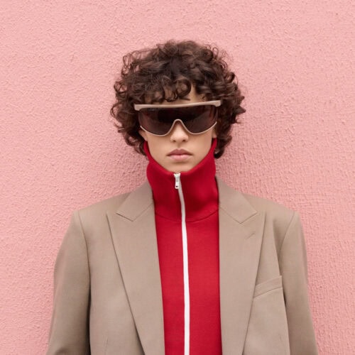 そこにサングラスを取り入れることで自分らしいスタイルに仕上がります。