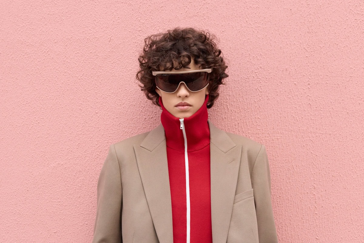 そこにサングラスを取り入れることで自分らしいスタイルに仕上がります。