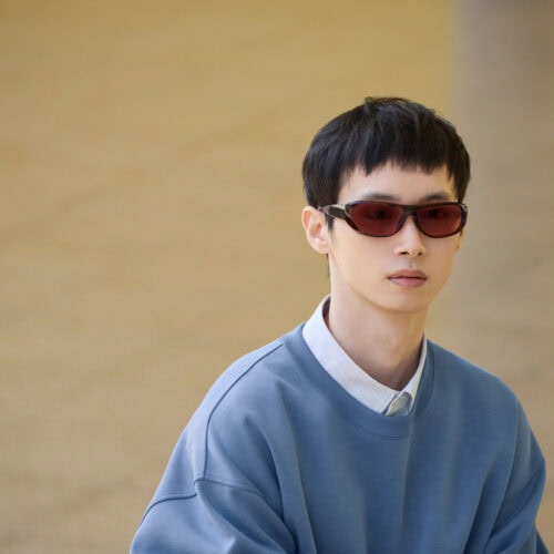 今季はアクセサリーのバリエーションがさらに充実。紫外線を99％カットする UV400レンズを採用したサングラスは快適なかけ心地と素材にこだわり、機能性とデザイン性を両立。