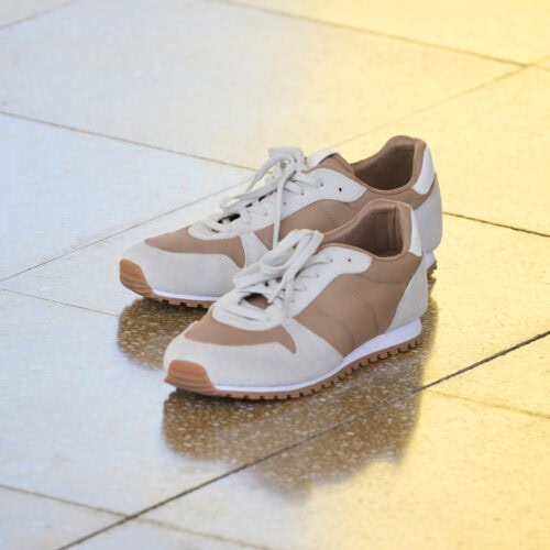 レトロなムードを纏うスニーカーや上質なデッキシューズは、ジェンダレスに楽しめる洗練された仕上がりに。軽量で汎用性の高いトートバッグが加わりコレクションにアクセントを添えてくれる。