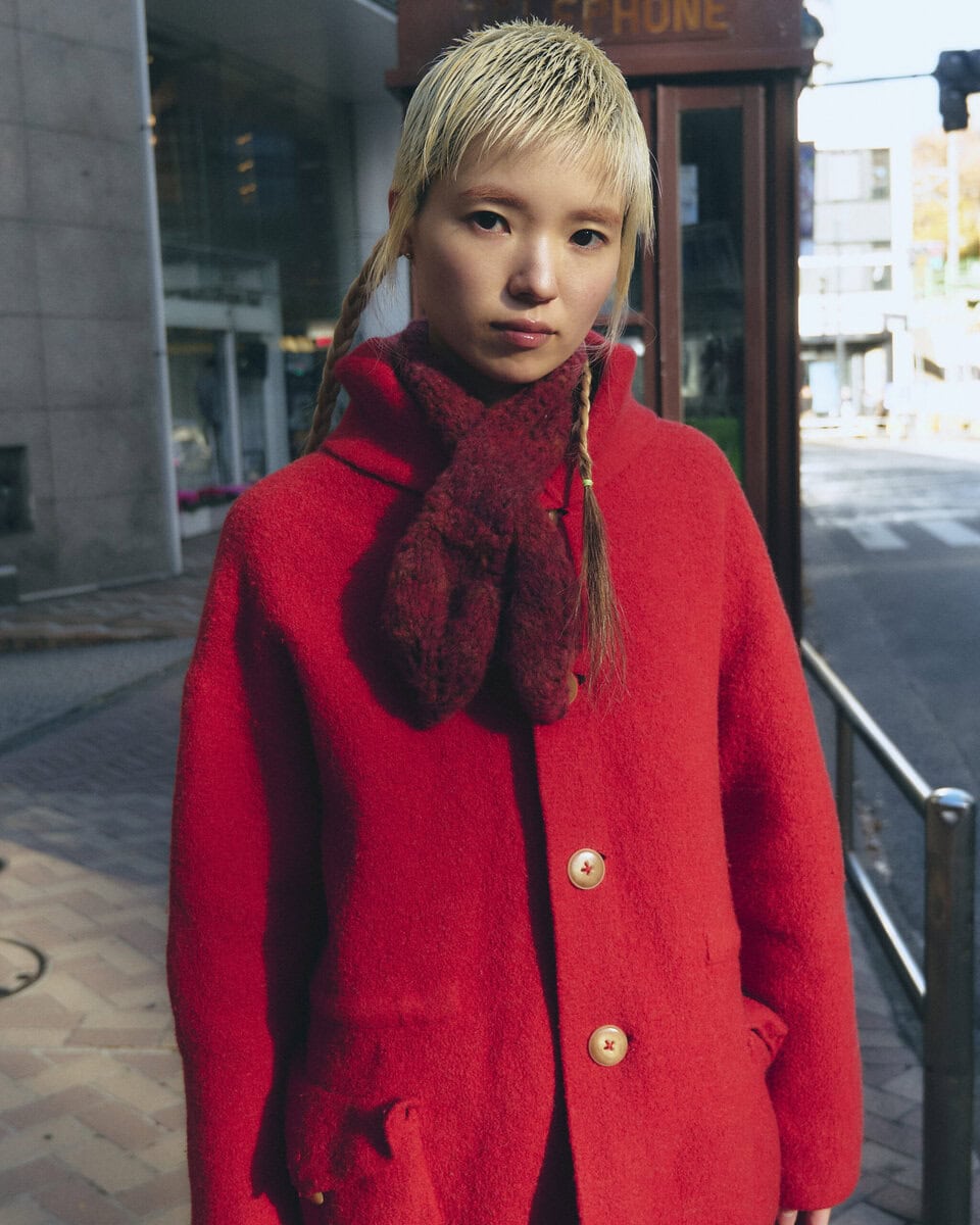 【スナップ】全身赤コーデの中で挿し色・青は“片足だけ”という遊び心