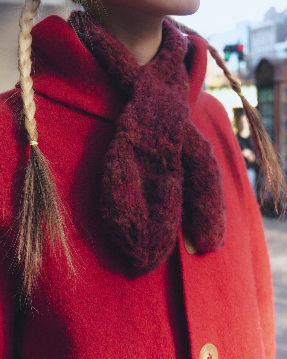 【スナップ】全身赤コーデの中で挿し色・青は“片足だけ”という遊び心