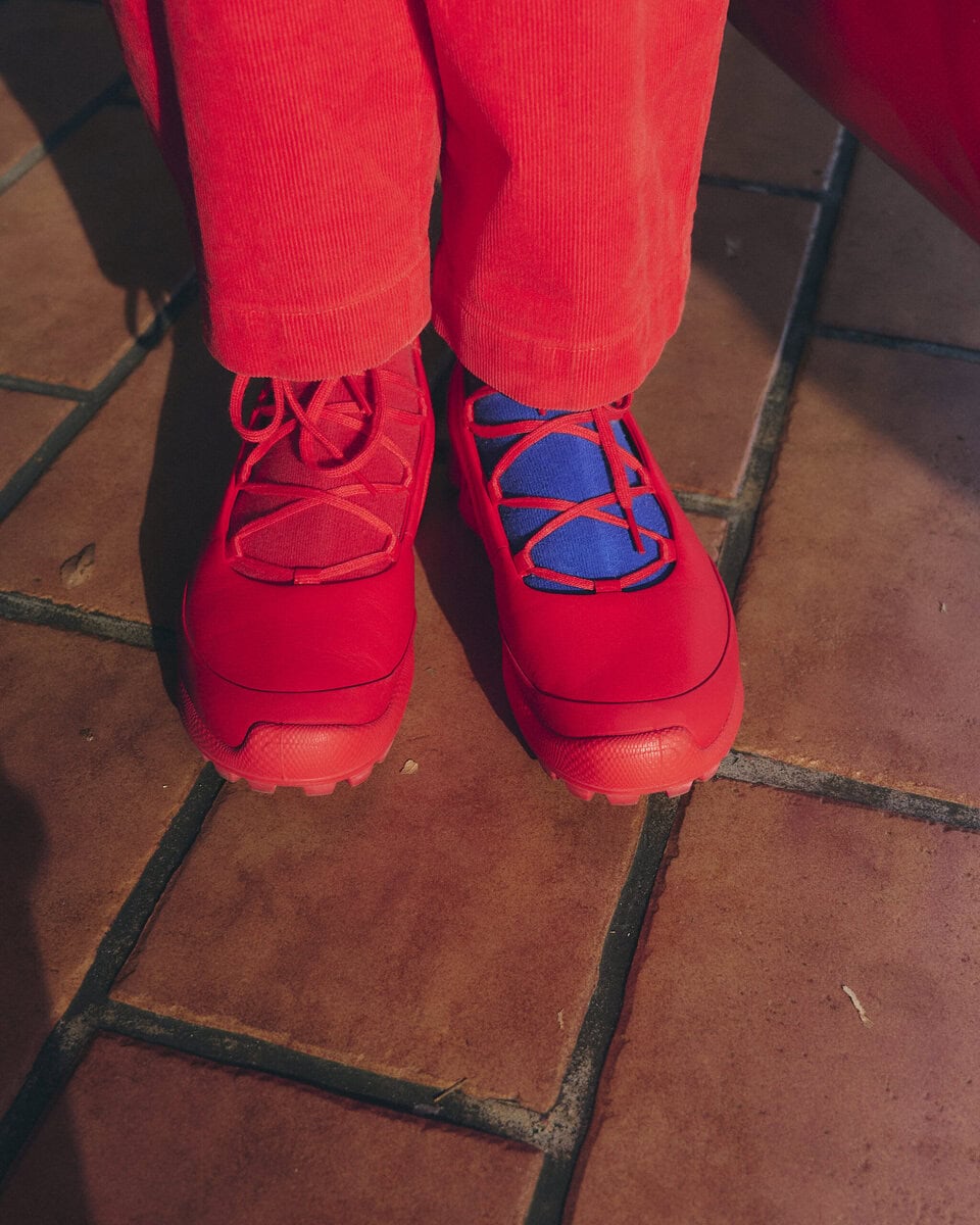 【スナップ】全身赤コーデの中で挿し色・青は“片足だけ”という遊び心