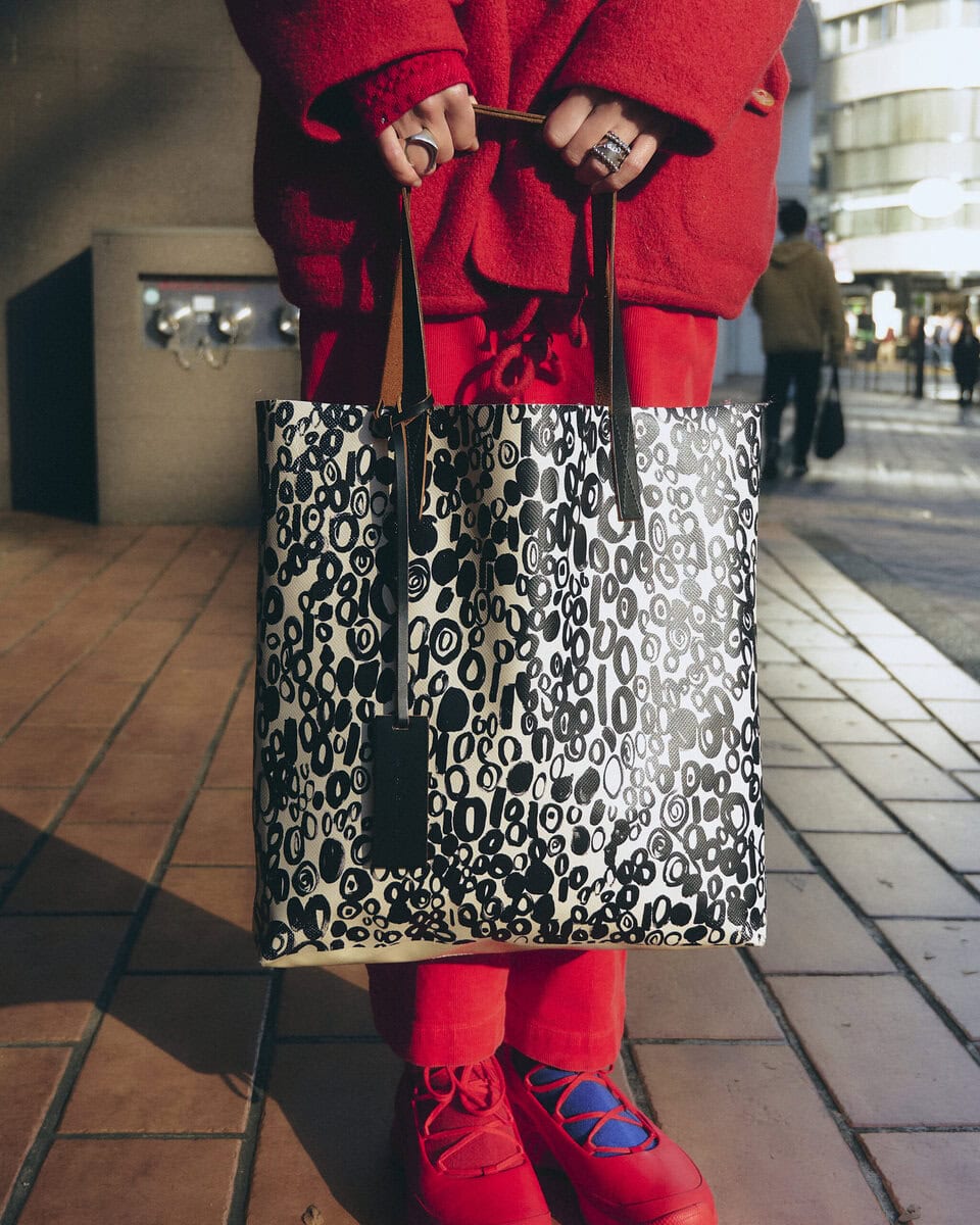 【スナップ】全身赤コーデの中で挿し色・青は“片足だけ”という遊び心