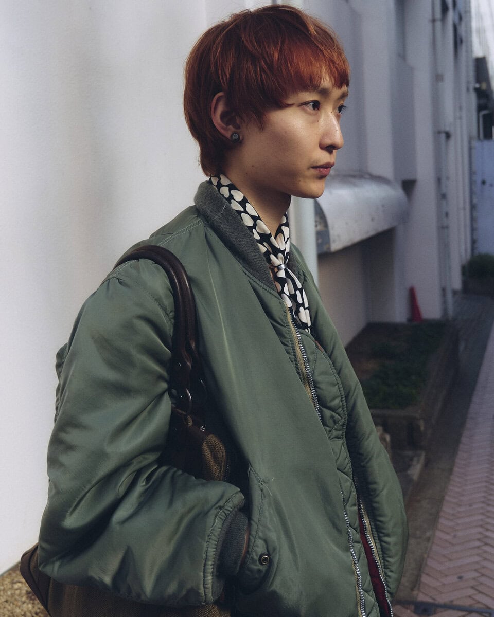 【スナップ】プリーツスカートの長さと広がりを活かすタイトな上半身