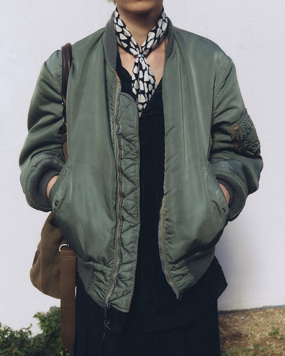 【スナップ】プリーツスカートの長さと広がりを活かすタイトな上半身