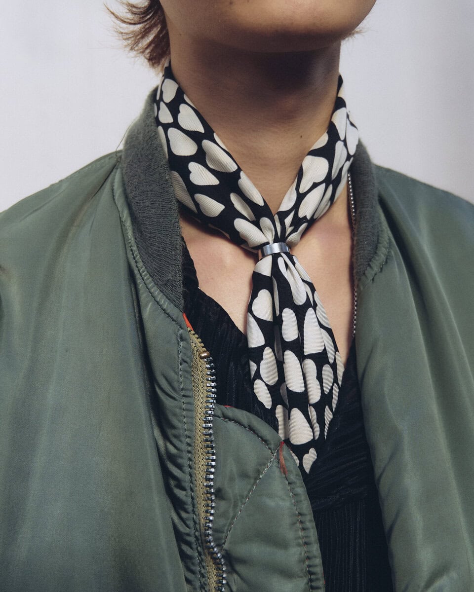 【スナップ】プリーツスカートの長さと広がりを活かすタイトな上半身