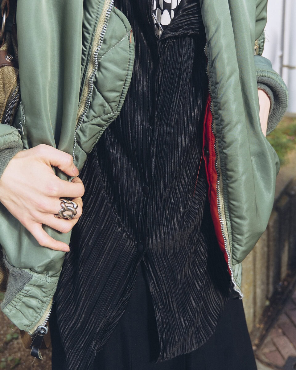 【スナップ】プリーツスカートの長さと広がりを活かすタイトな上半身