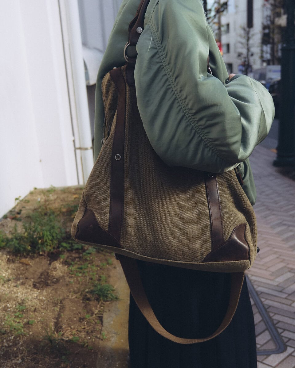 【スナップ】プリーツスカートの長さと広がりを活かすタイトな上半身