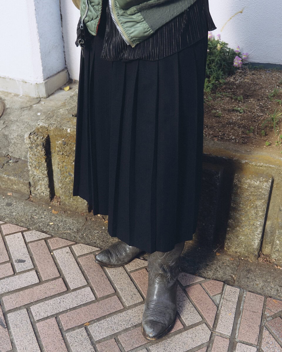 【スナップ】プリーツスカートの長さと広がりを活かすタイトな上半身