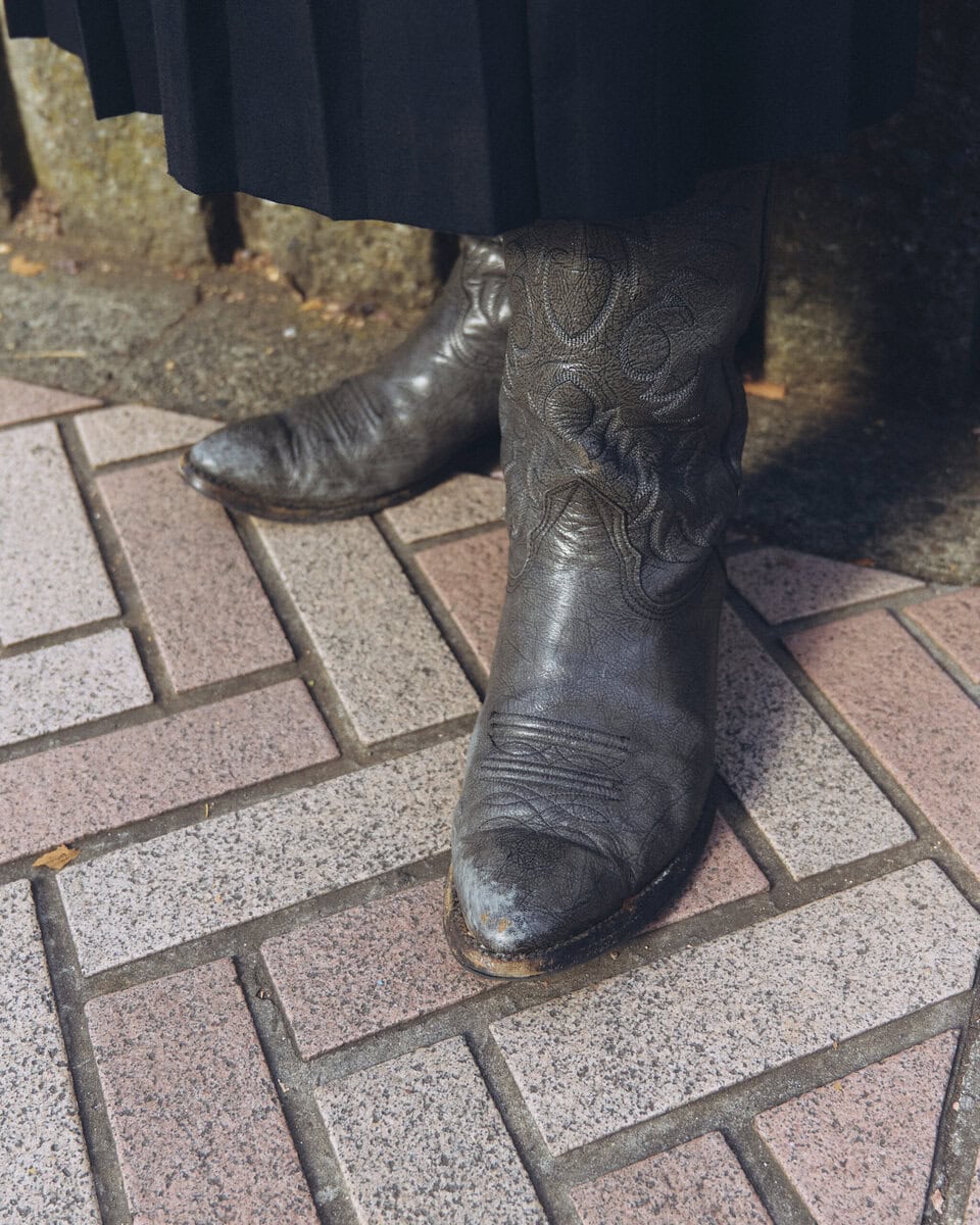 【スナップ】プリーツスカートの長さと広がりを活かすタイトな上半身