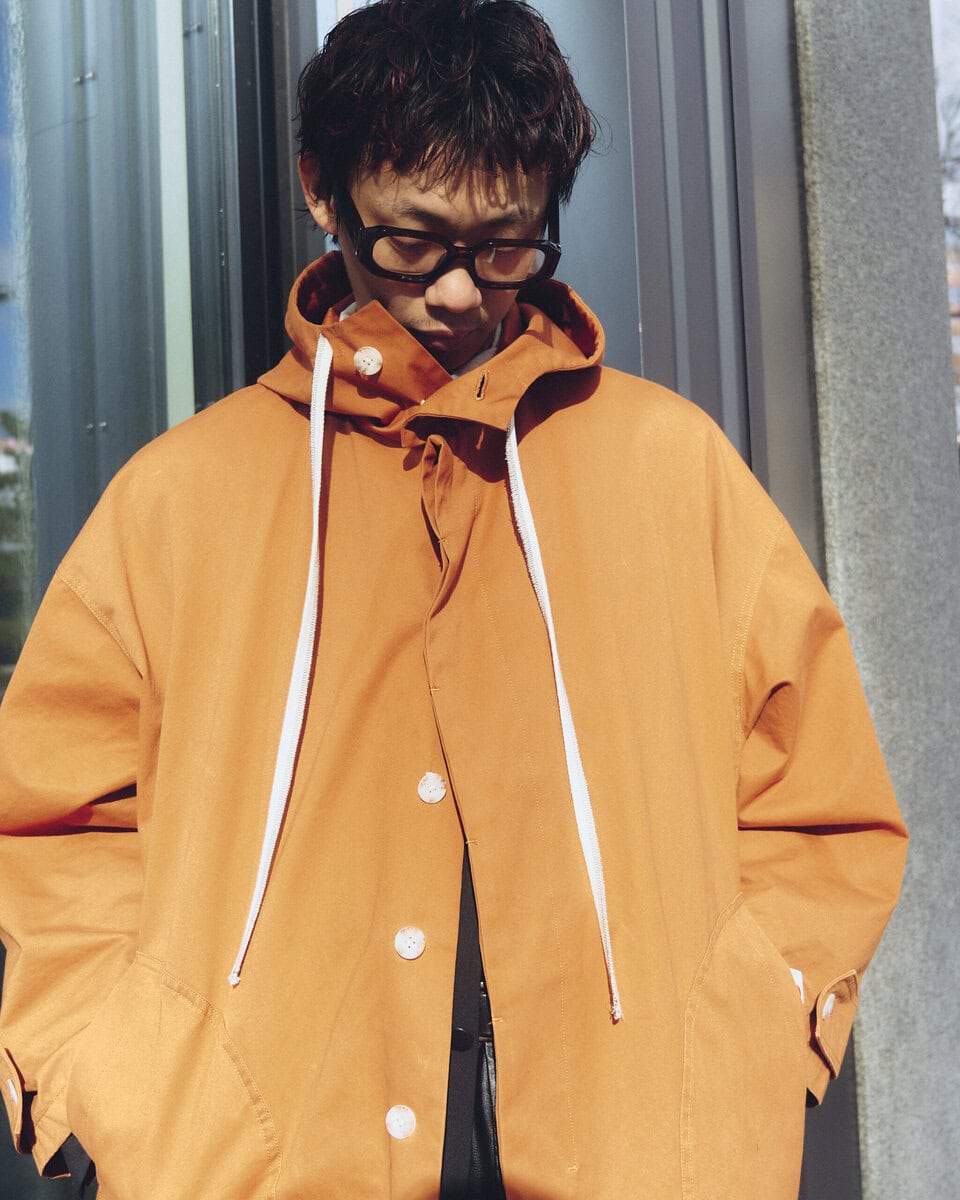 【スナップ】オレンジ色のアウターを際立たせるレザーショーツとドクターマーチン