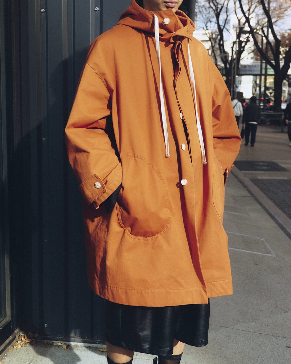 【スナップ】オレンジ色のアウターを際立たせるレザーショーツとドクターマーチン