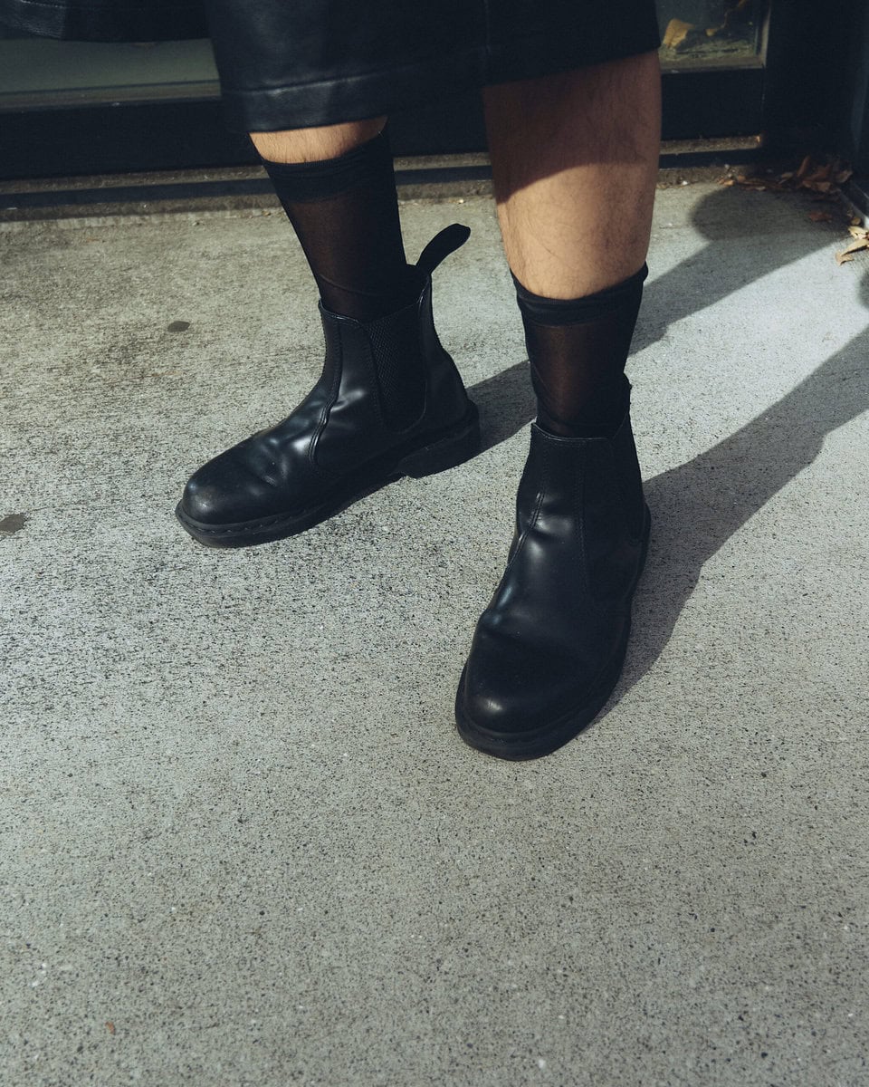 【スナップ】オレンジ色のアウターを際立たせるレザーショーツとドクターマーチン