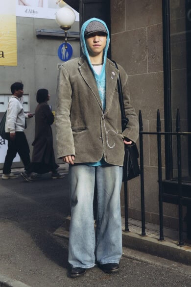 【スナップ】冬らしいカラーパレットにひと際映える「水色」パーカ