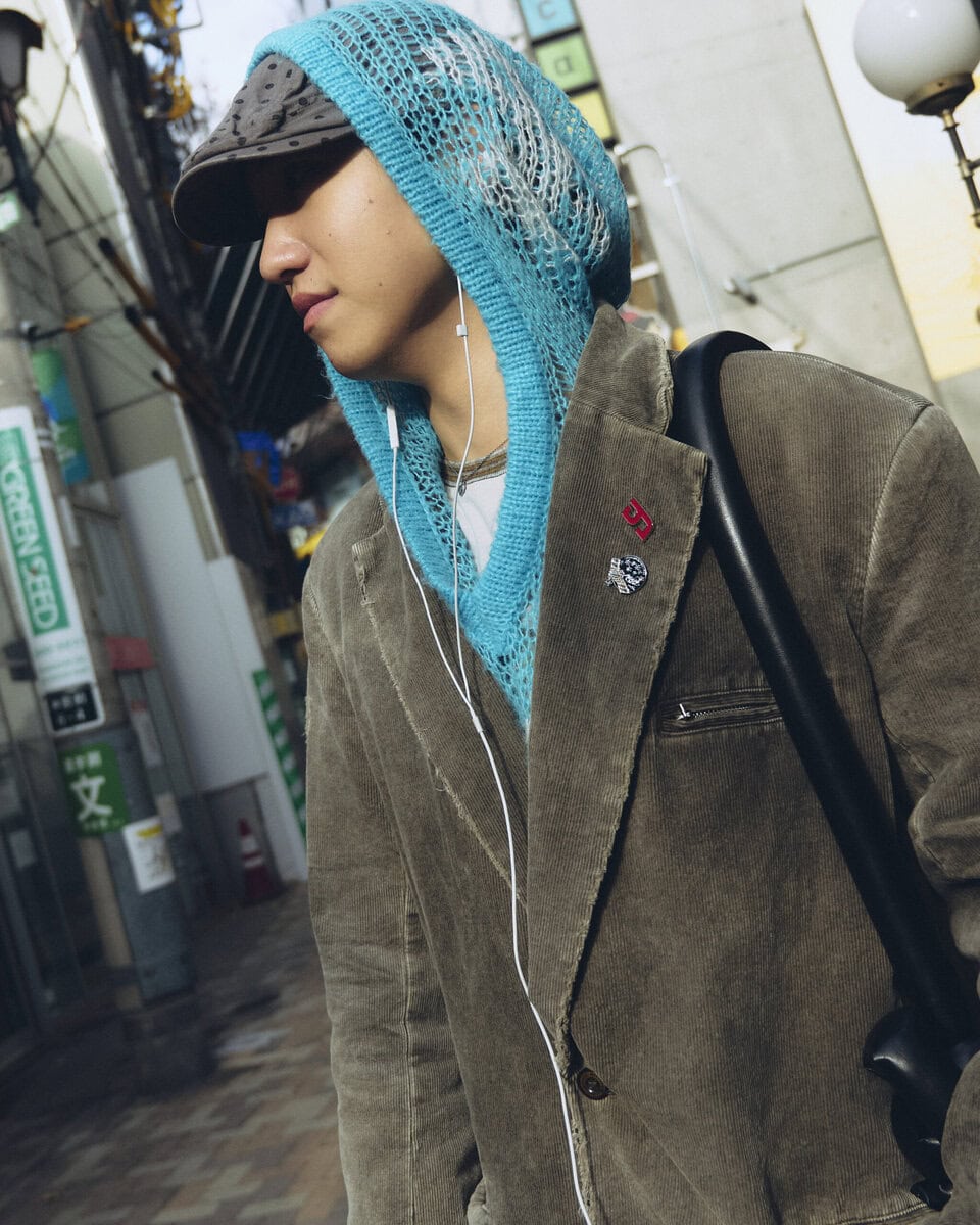 【スナップ】冬らしいカラーパレットにひと際映える「水色」パーカ