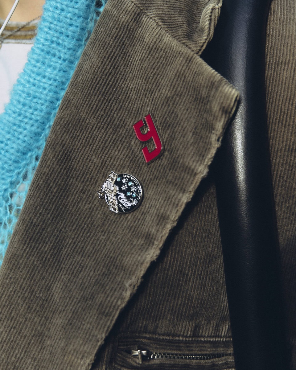 【スナップ】冬らしいカラーパレットにひと際映える「水色」パーカ