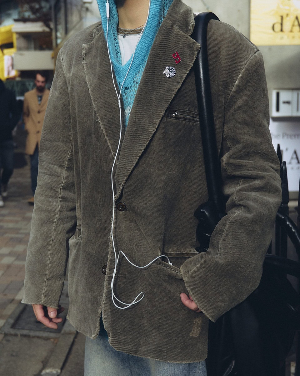 【スナップ】冬らしいカラーパレットにひと際映える「水色」パーカ