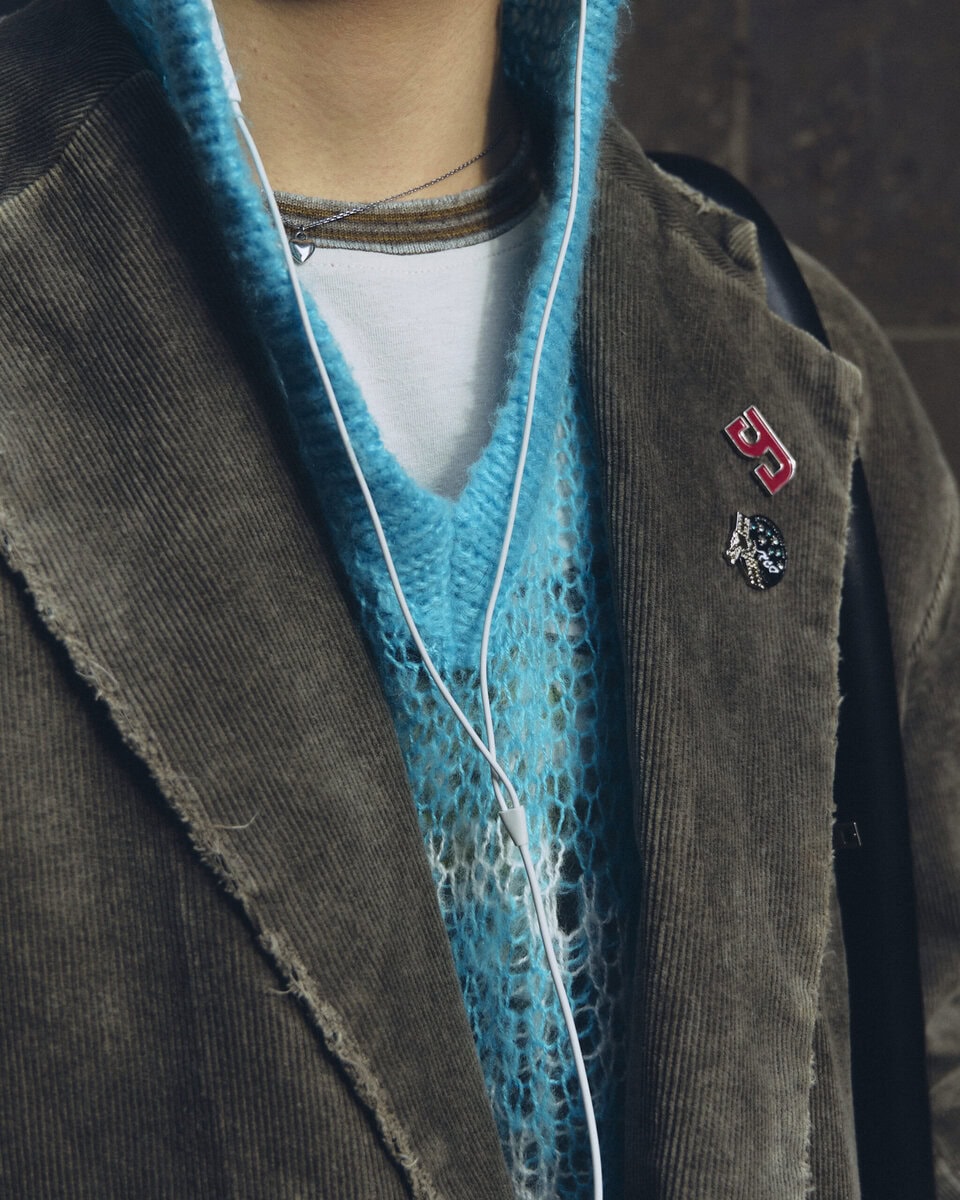 【スナップ】冬らしいカラーパレットにひと際映える「水色」パーカ