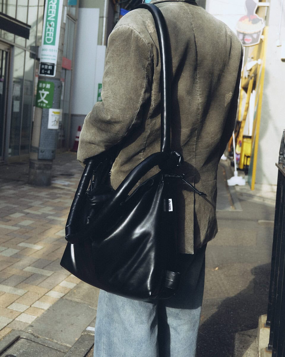 【スナップ】冬らしいカラーパレットにひと際映える「水色」パーカ